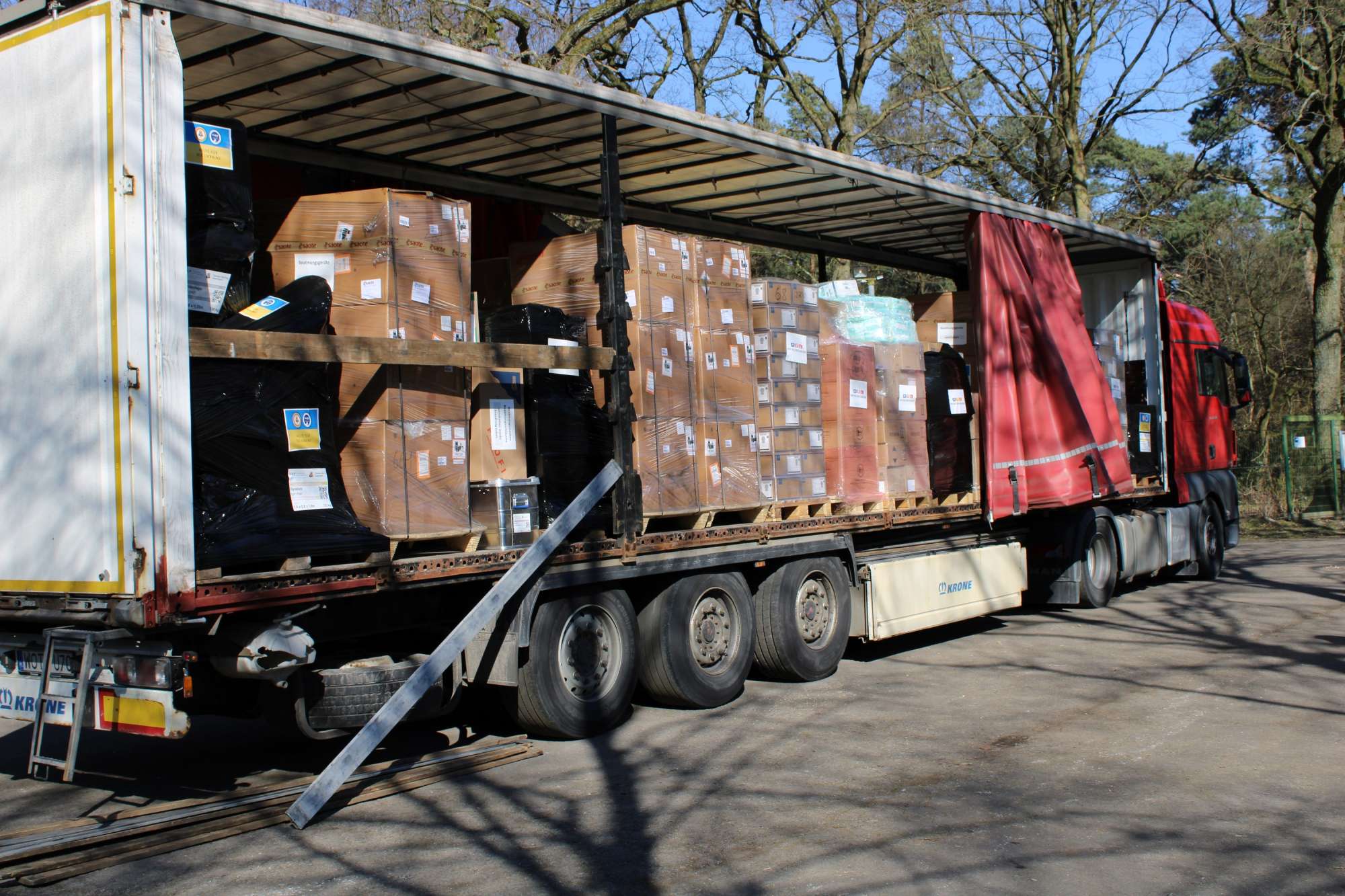 Beladung Lkw für Ukraine-Hilfe